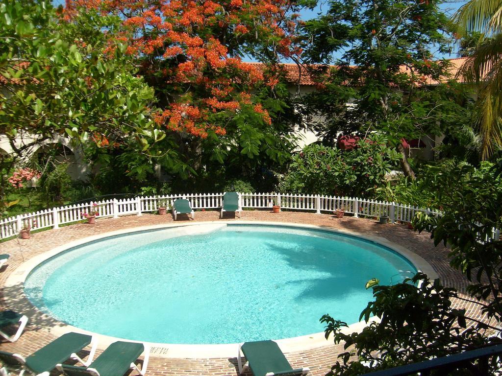 Family Room Garden View,128685636:JPEG